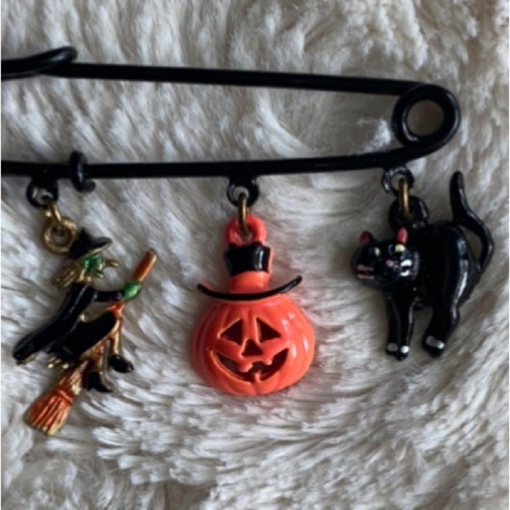 HALLOWEEN Charm Pin Brooch - Picture 4 of 7